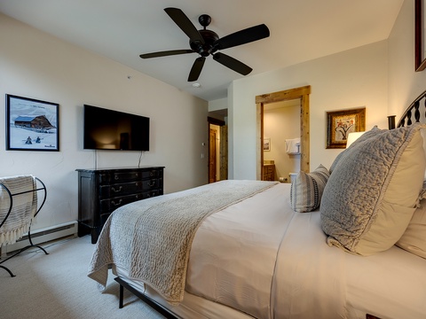 Sink into your plush king bed beneath the gentle breeze of the ceiling fan, with your own ensuite just steps away.