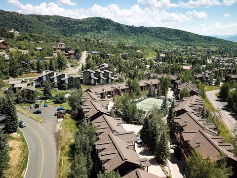 This mountain community offers a scenic backdrop of forested slopes and alpine charm, with easy access to outdoor activities and local amenities throughout all seasons.
