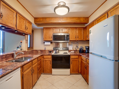 Your fully equipped kitchen features warm oak cabinetry, granite countertops, and modern appliances—perfect for whipping up home-cooked meals during your stay.