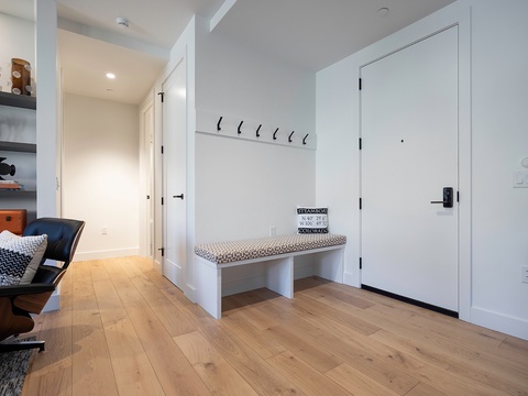 Step into your private entry, where a thoughtful bench awaits—perfect for dropping your bags after a day exploring. Clean lines and soft light make this space feel calm and welcoming the moment you arrive.