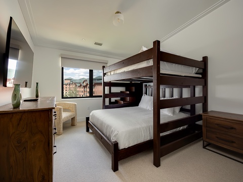 Unwind in this cozy bedroom with bunk beds and a mountain view, perfect for families or groups. Relax and watch TV after a day of exploring.