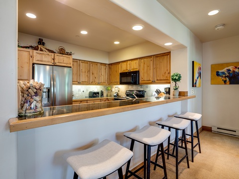 Picture yourself preparing meals in this welcoming full kitchen, complete with stainless steel appliances, ample counter space, and a breakfast bar perfect for casual dining.