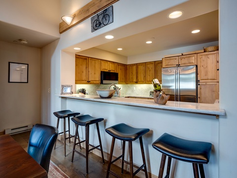 Pull up a seat at your sunny breakfast bar, where warm wood tones and modern appliances blend seamlessly. Perfect for morning coffee or casual meals with friends and family.