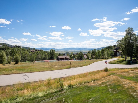 A peaceful mountain neighborhood with sweeping valley views and tree-lined streets, offering a serene setting for a relaxing getaway.