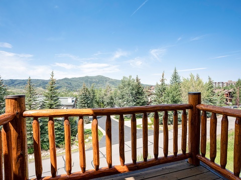 A private balcony offers sweeping views of forested mountains, evergreen-lined streets, and neighboring homes—an ideal spot to enjoy fresh mountain air and peaceful surroundings.