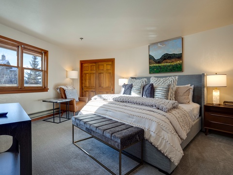 Sink into the plush king bed and unwind in your peaceful mountain retreat. Soft linens, warm lighting, and a cozy seating area invite restful evenings after adventure-filled days.