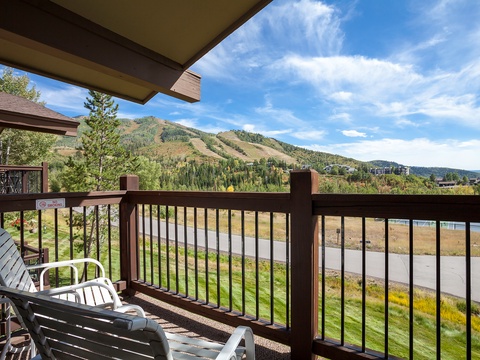 Relax on your private balcony with sweeping mountain views and ski slopes in the distance—perfect for morning coffee or evening sunsets.