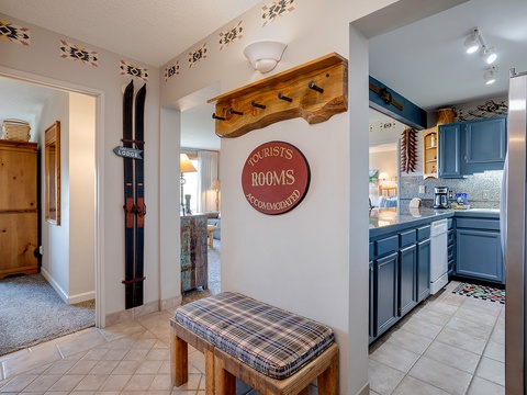 Step into your ski-lodge escape with rustic charm—vintage skis, warm wood touches, and a fully-equipped kitchen set the stage for mountain memories.