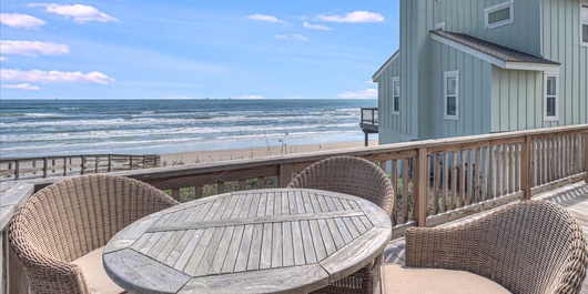 Artist's Beach House LC7 Photo