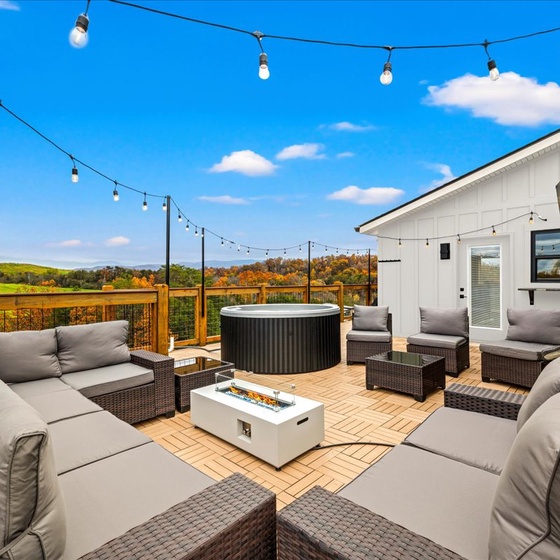 Lookout Lodge's hot tub and fire pit area