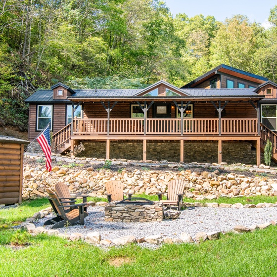 Tennessee Dream's crackling fire pit