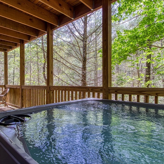 Cades Cove Escape's bubbling hot tub