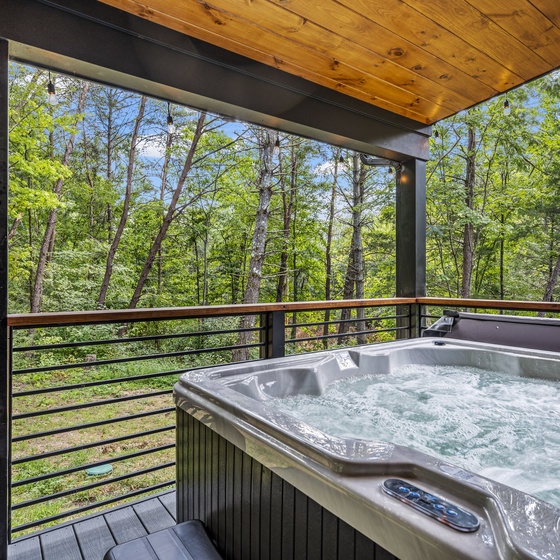 Luxe 634's bubbling hot tub