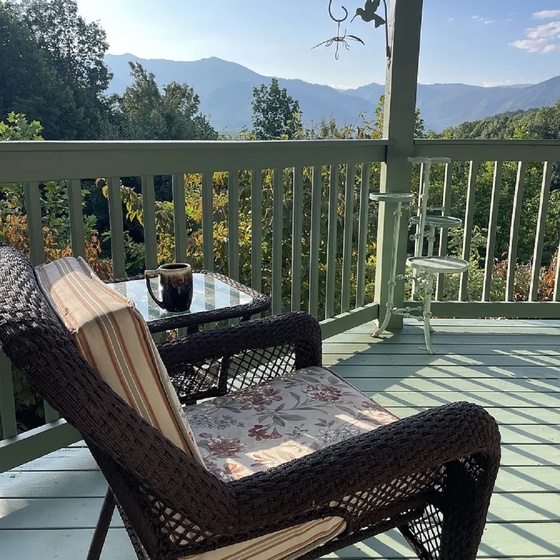 Mountain View Paradise's relaxing decks with VIEWS!