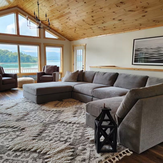 Three Horizons Retreat's cozy living area