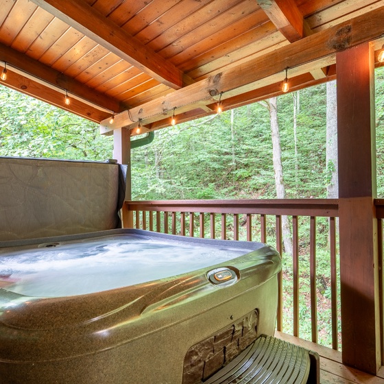 Moonshine Hollow's bubbling hot tub