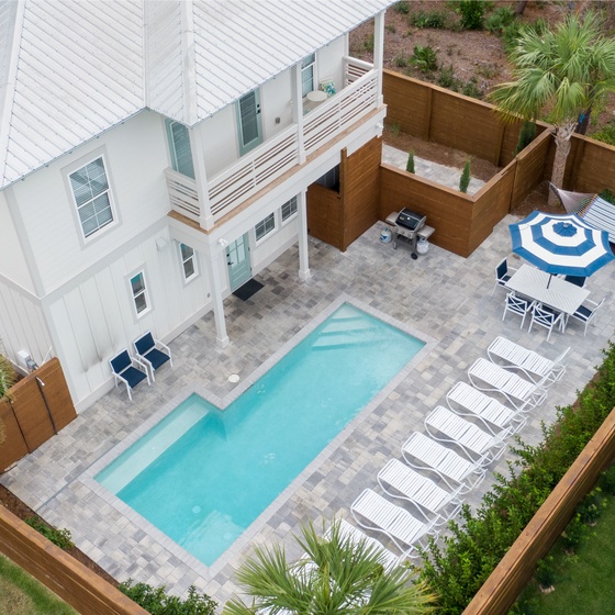 Snazzy Coconut - Backyard with plenty of seating.