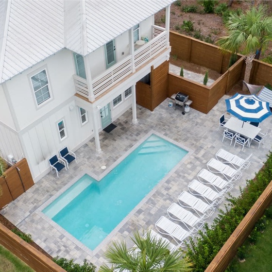 Snazzy Coconut - Backyard with plenty of seating.