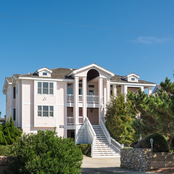 DE08: Shore Beats Work | Front Exterior