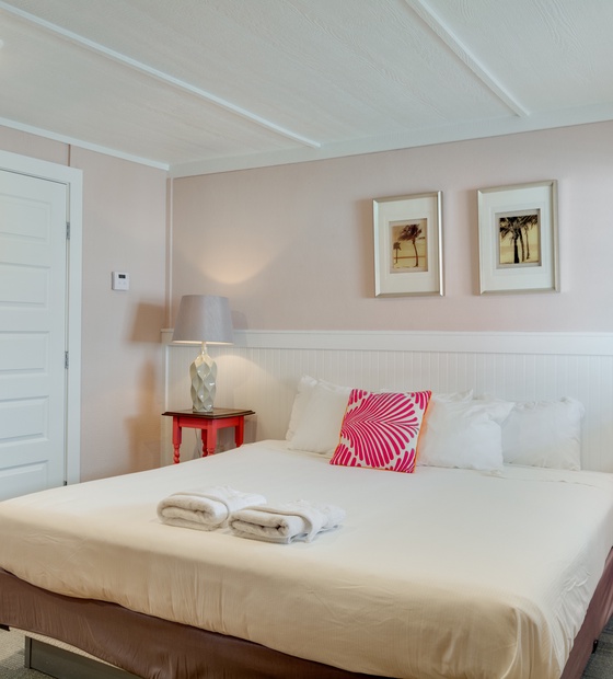 See Sea Motel | Room 5: Hang Five - King