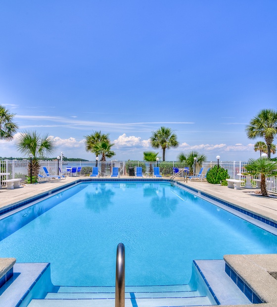 Lovely pool - Hermitage by the Bay
