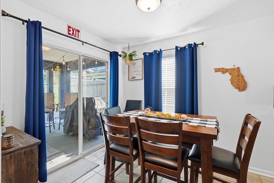 Relaxed Coastal Dining