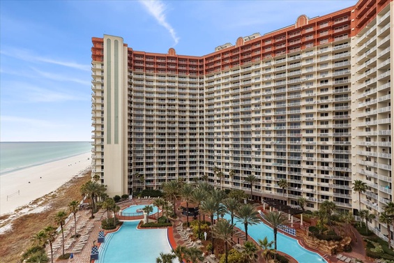 Lagoon-Style Resort Pool