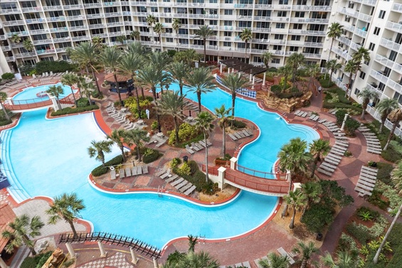 Lagoon-Style Resort Pool