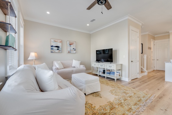 Spacious & Stylish Lounge