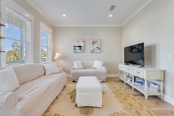 Spacious & Stylish Lounge