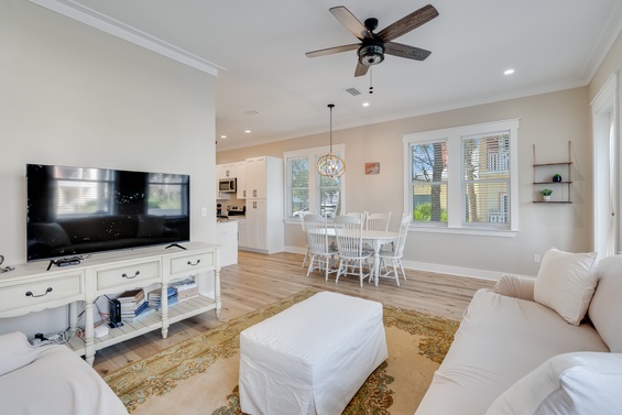 Spacious & Stylish Lounge