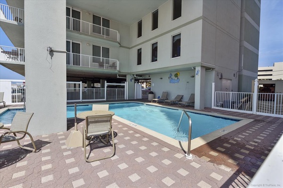 Amenity-Marisol Pool-_KLH5474