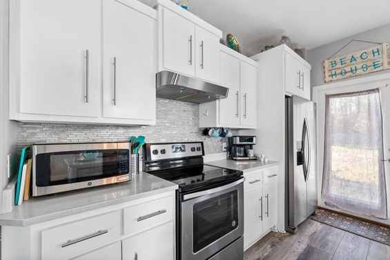 Modern Chef’s Kitchen with Quartz Countertops