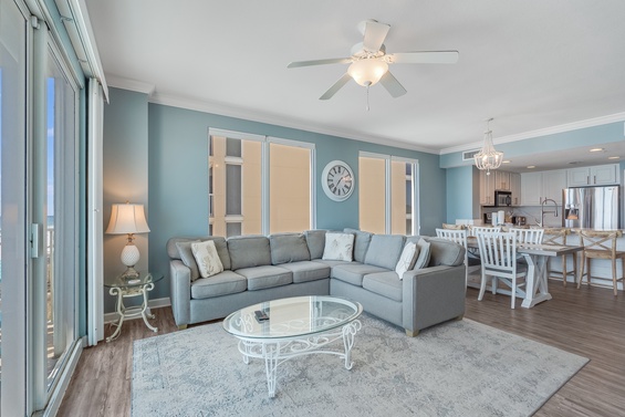 Spacious Oceanfront Lounge