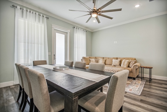 dining area seats 10