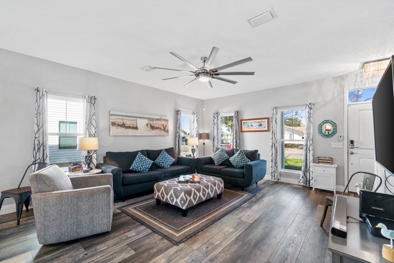 Spacious & Cozy Lounge