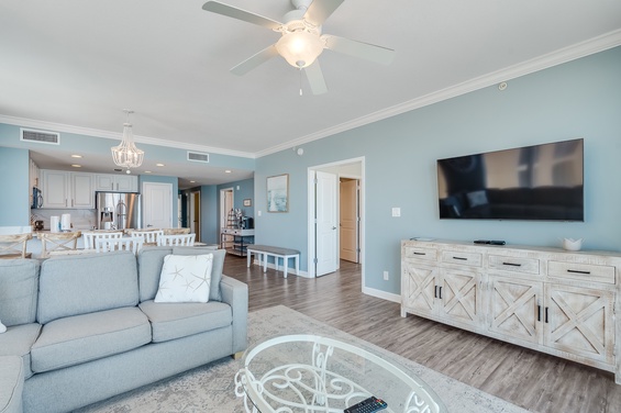 Spacious Oceanfront Lounge