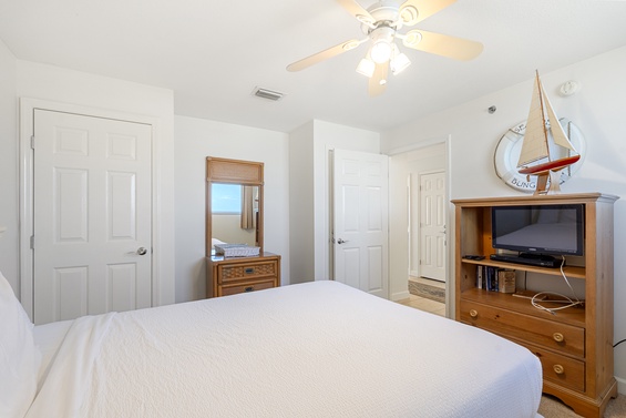 Cozy and Inviting bedroom with Modern Touches