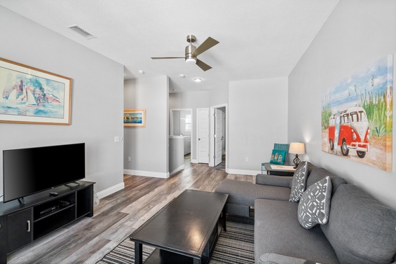 Spacious & Cozy Lounge