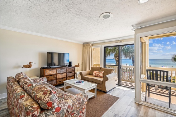 Cozy Beachfront Lounge