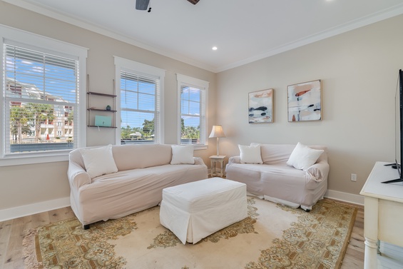 Spacious & Stylish Lounge