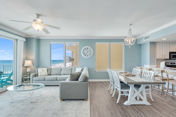 Spacious Oceanfront Lounge