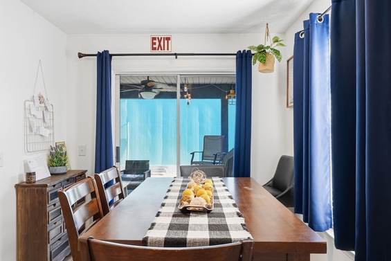 Relaxed Coastal Dining