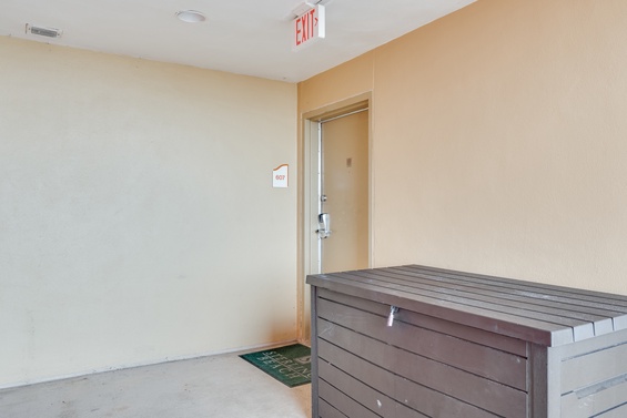 Stylish & Spacious Entryway