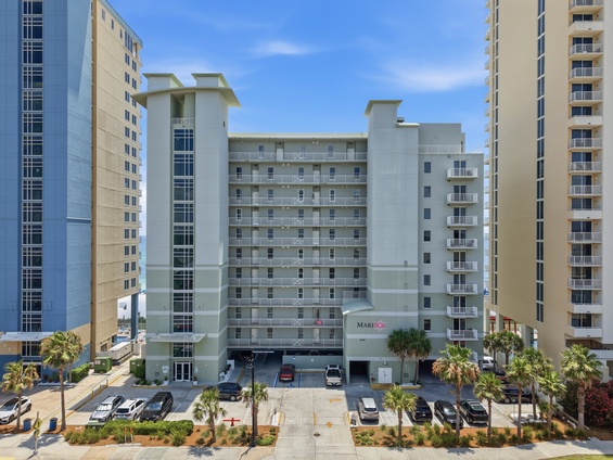 This beachfront property sits in a vibrant coastal neighborhood with convenient parking and easy access to the area's attractions.