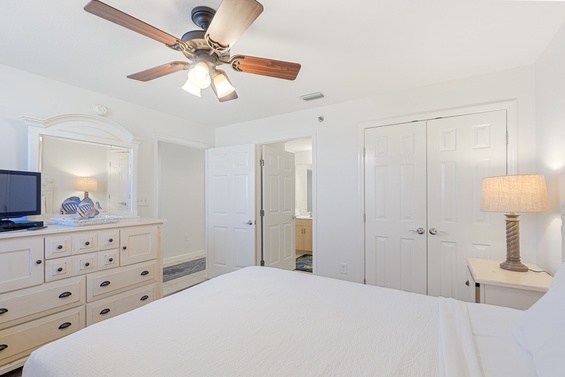 Cozy and Inviting bedroom with Modern Touches