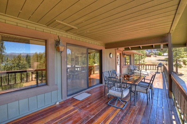 Deck with plenty of seating