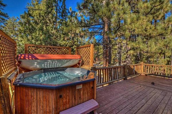 Private Outdoor Hot Tub (2)