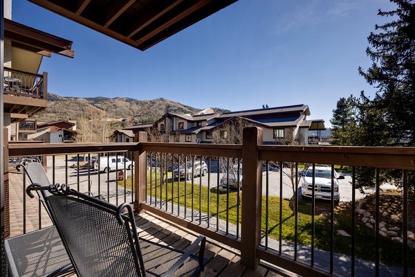 This private balcony offers mountain views and outdoor seating where you can breathe in crisp alpine air. Relax in comfort while surrounded by natural beauty and peaceful scenery.