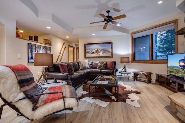 Sink into plush leather seating and enjoy your favorite shows on the flat-screen TV while rustic touches and mountain views through the window create your cozy retreat.